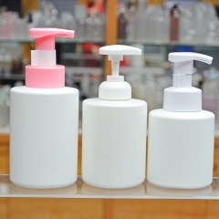 bouteilles de shampoing en plastique