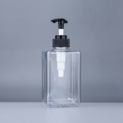 Bouteilles de shampoing carrées
