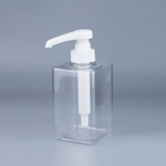 Bouteilles de shampoing carrées
